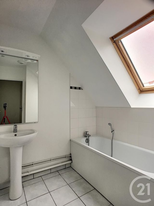 Appartement Duplex à louer - 2 pièces - 37.2 m2 - ABBEVILLE - 80 - PICARDIE - Century 21 Triangle Immobilier